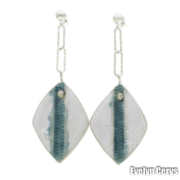 Cercei ceramica forma romb alb cu albastru dechis