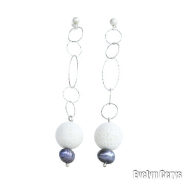 Cercei cu perla albastra si coral alb